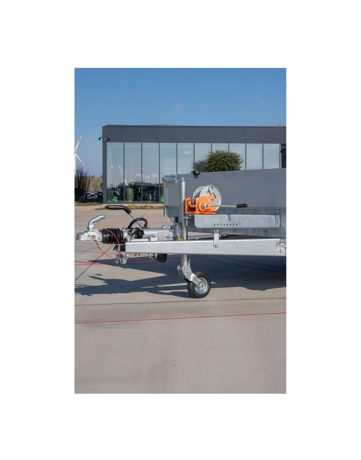 Kogelkoppeling van een 8 m aanhanger en lier